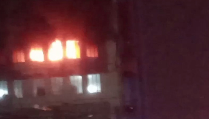 Fire Breaks Out at Saddar Mobile Market in Karachi