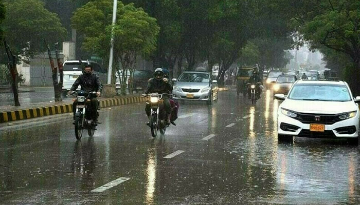 Light Rain Continues in Karachi, Power Disruptions