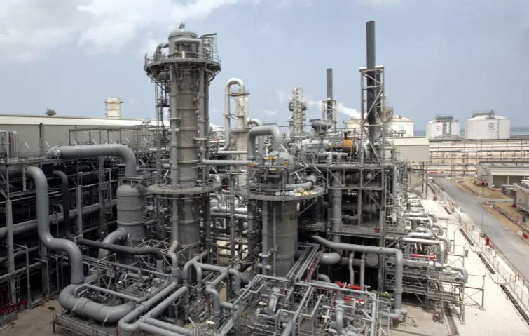 India Cuts LNG Supplies as Qatar Halts Production 