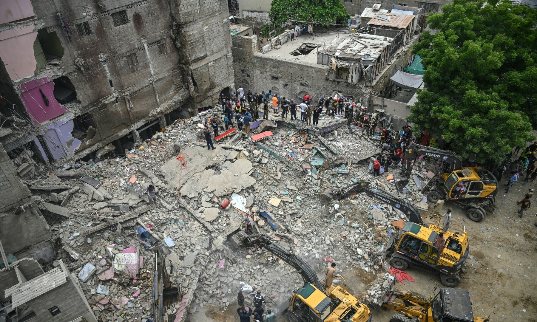 7 Dead in Karachi Building Collapse, Rescue Ops Un