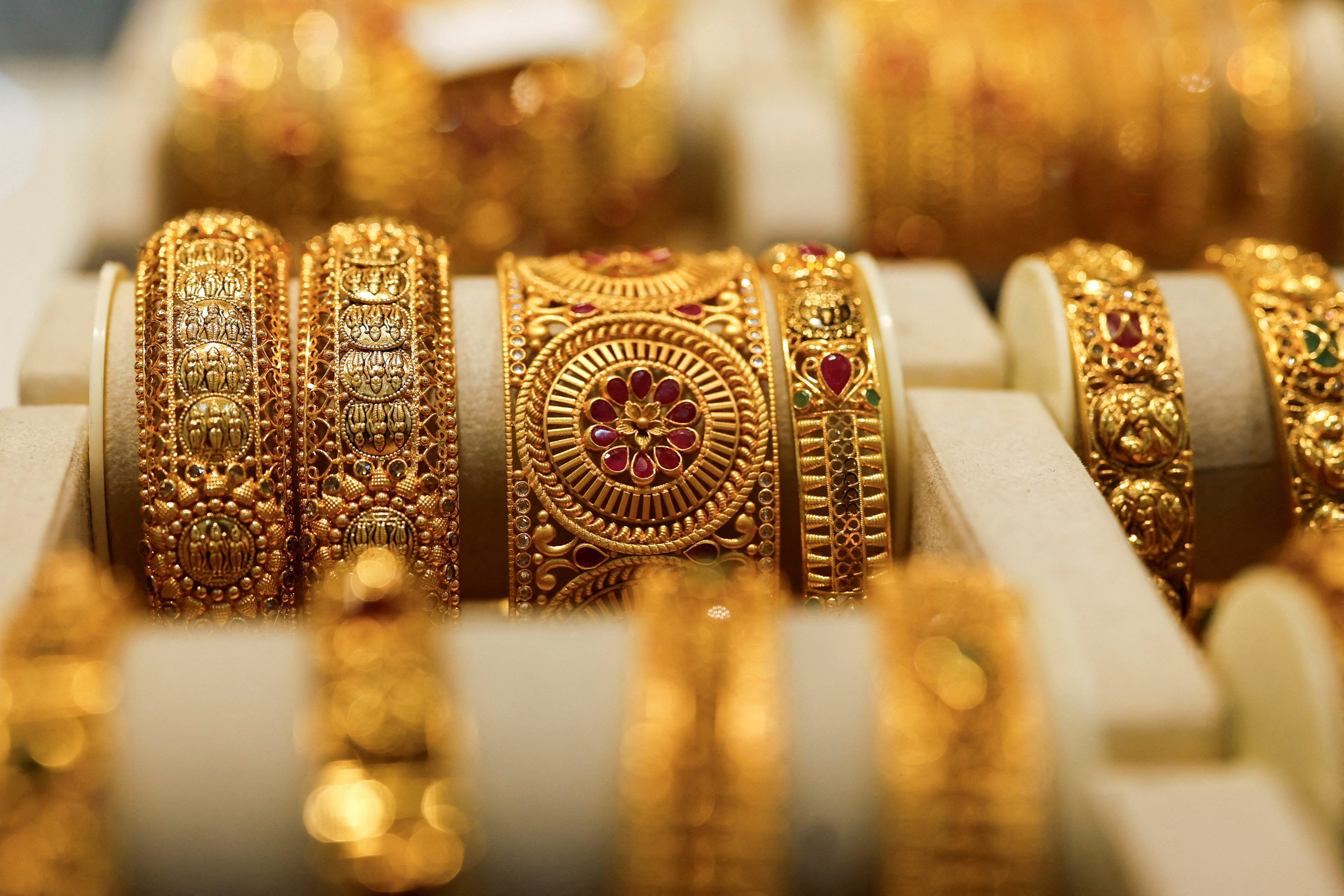 Global Gold Prices Surge as Dollar Weakens Amid Ho