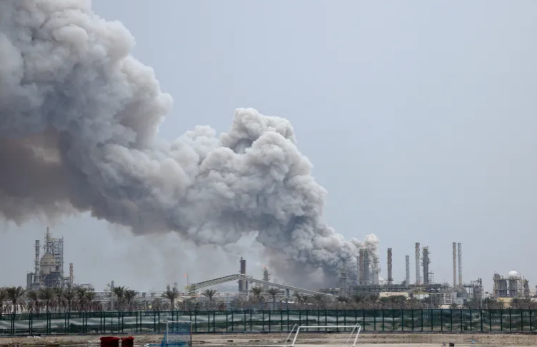 Iranian Attacks Disrupt Gulf Oil, Fuel Prices Surge Amid Middle East Conflict