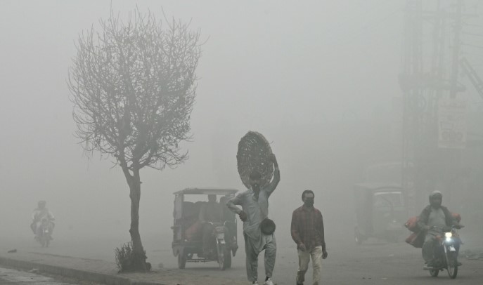 PPP Slams Government's Response to Punjab Smog Crisis Amid Health and Flight Disruptions