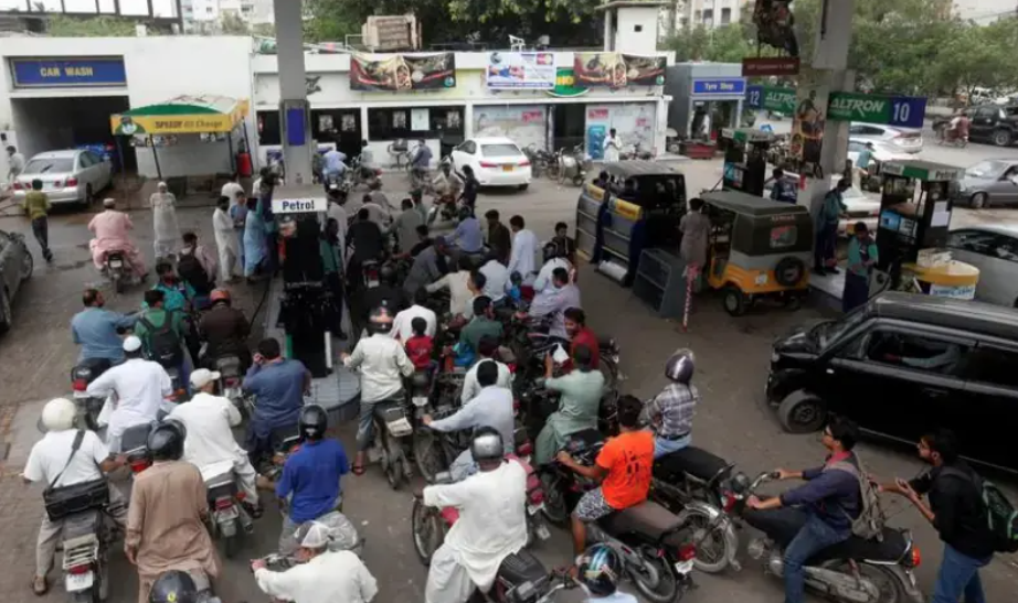 Pakistan Bans Petroleum Exports, Holds Prices Desp