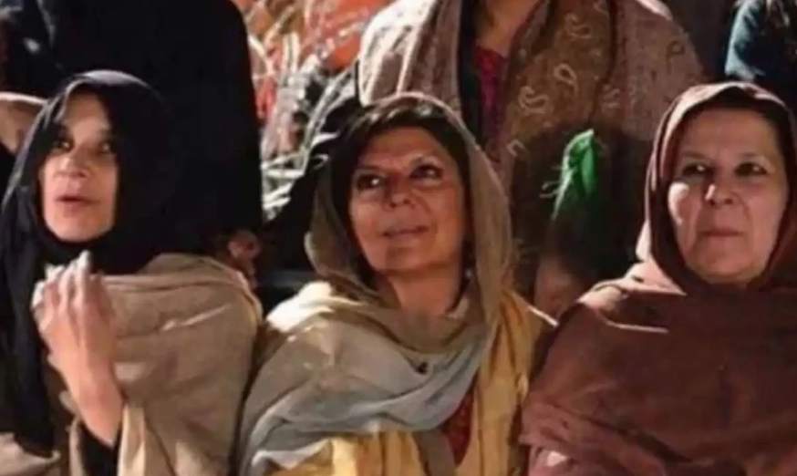 Imran Khan Meets Sisters, Lawyers in Adiala Jail A