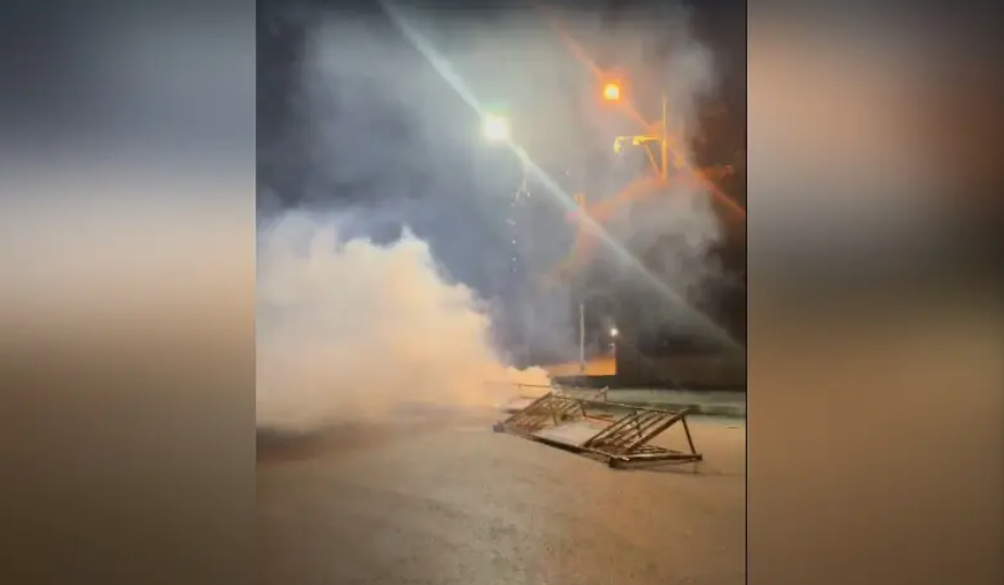 Clash Erupts Between Police and JI Protesters Outside Sindh Assembly