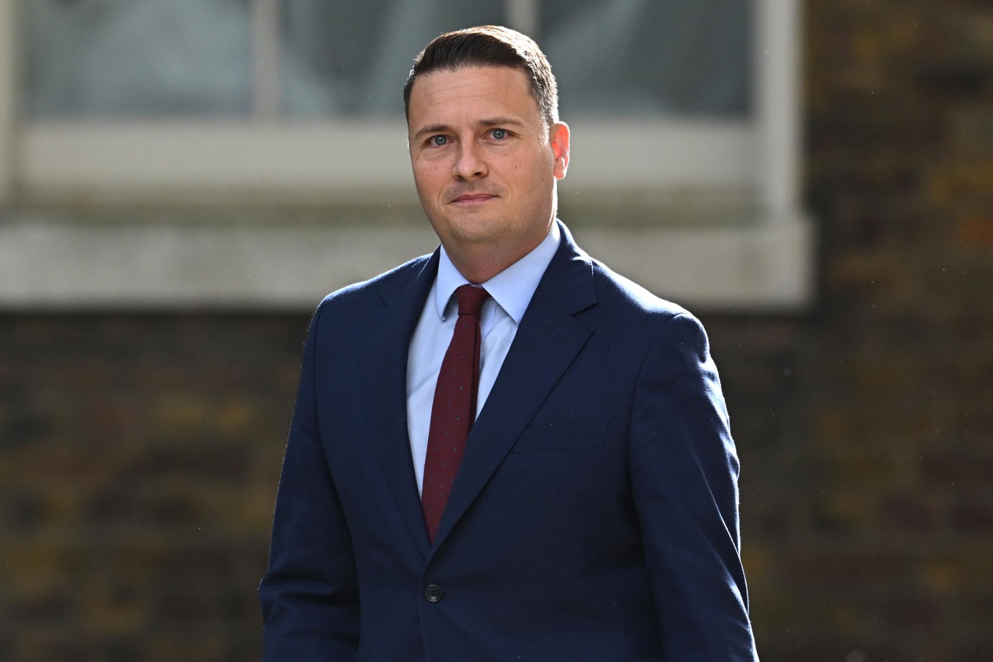 Major Blow to Starmer: Leading Challenger Resigns 