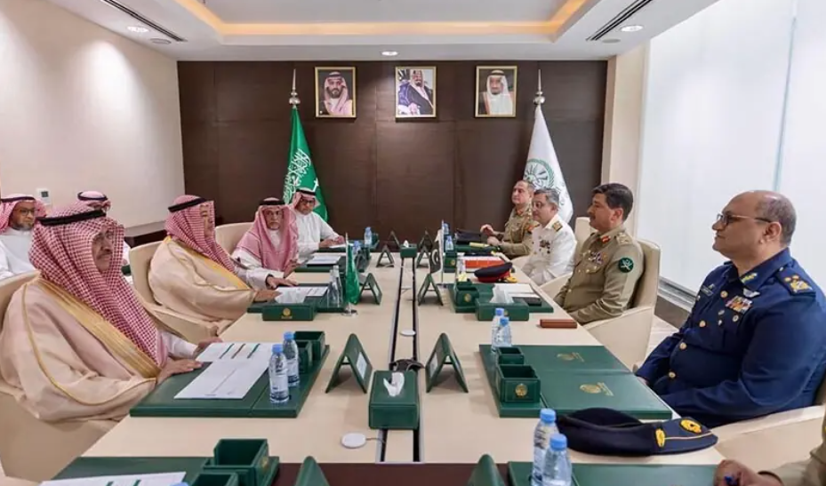 Pakistan, Saudi Arabia Strengthen Defence Ties in Riyadh Meeting