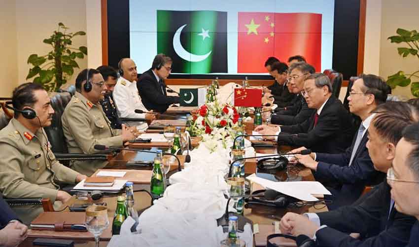 Chinese PM Li Qiang Meets Pakistan's Military Lead