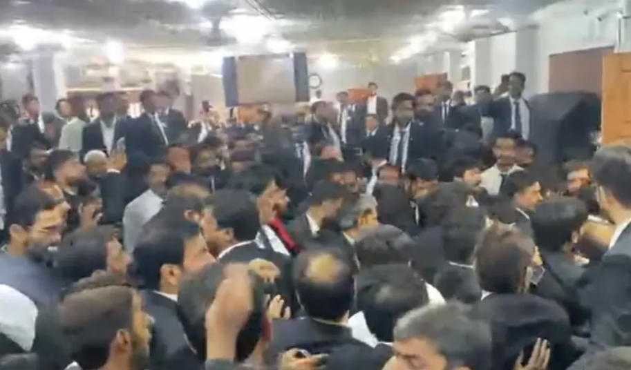Clashes Break Out at Sukkur Lawyers’ Convention 