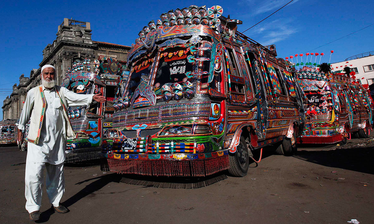 Karachi Bus Owners Declare Indefinite Strike Starting June 18 Over ‘Excessive’ Traffic Fines