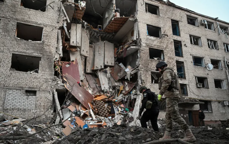 Tension Mounts as Russian Forces Close In on Zapor