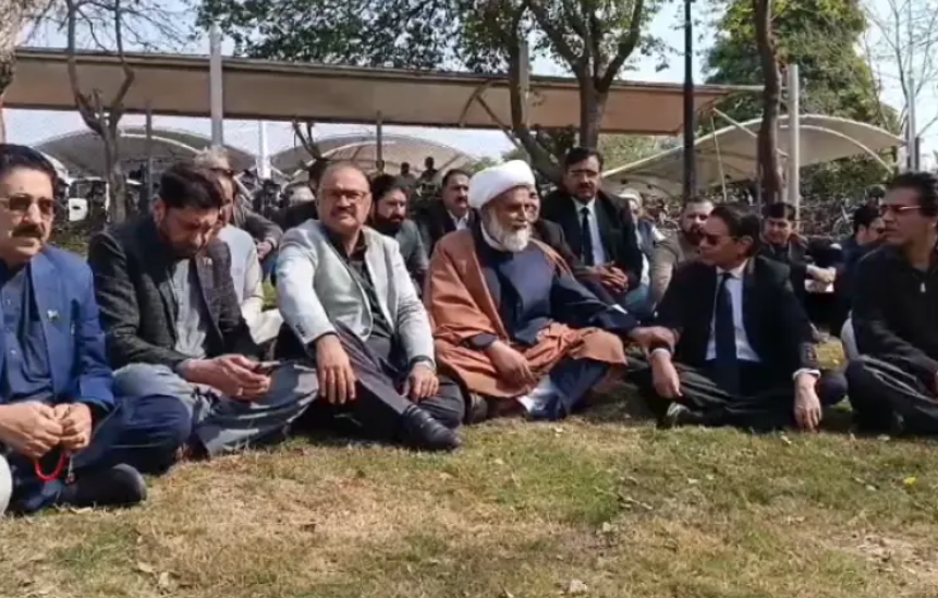 Opposition Protests Outside SC, Demands Early Hear