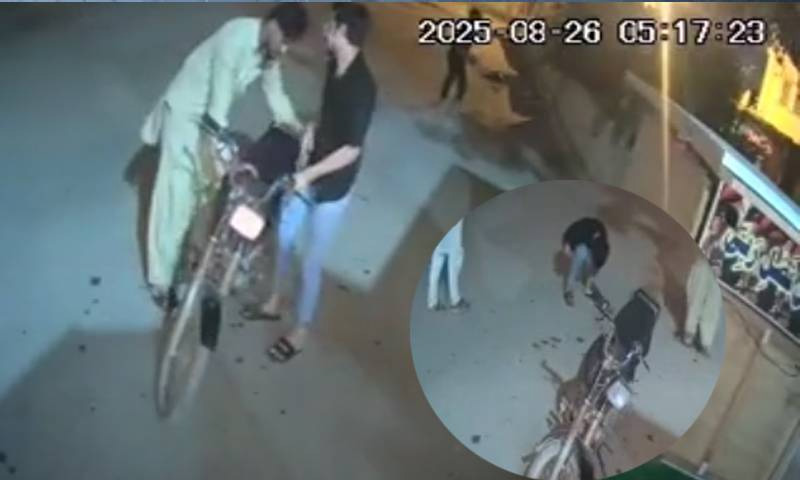 Karachi Robbers Set Up Roadblock, Loot Citizens, Force Victim Into ‘Chicken’ Position