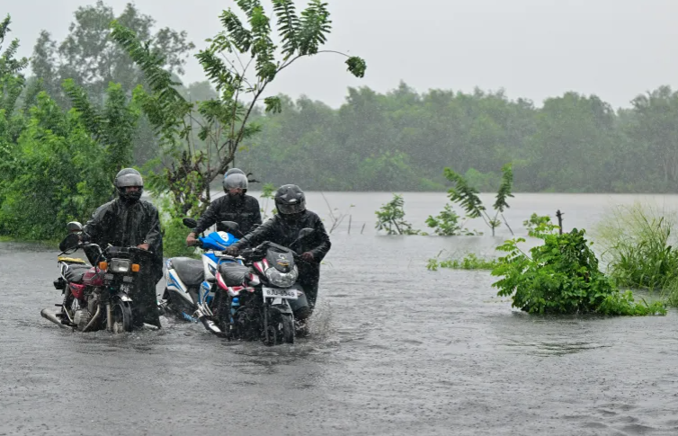 Cyclone Ditwah Hits Sri Lanka: Floods and Landslid